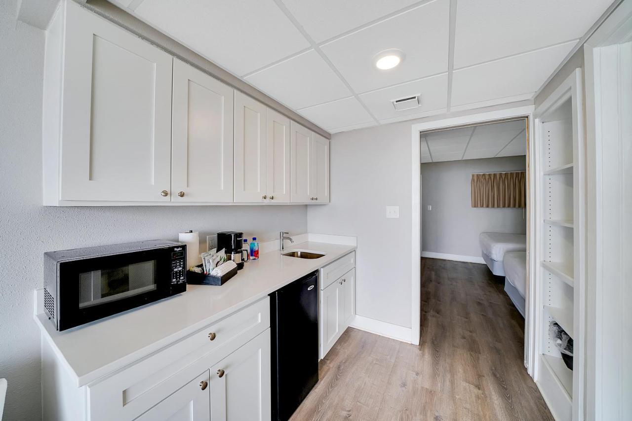 Deluxe Queen Suite Kitchenette Ocean View