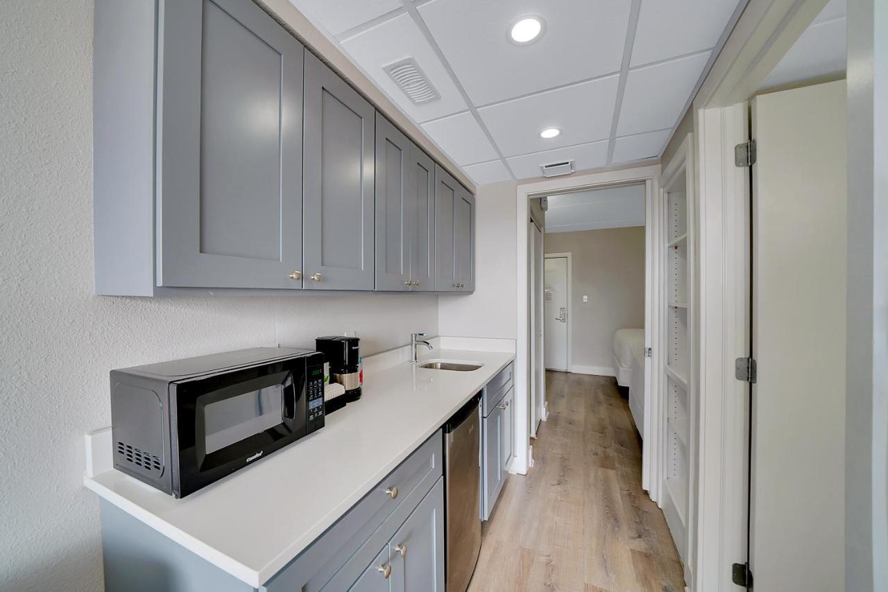 Deluxe Queen Suite Kitchenette Ocean View