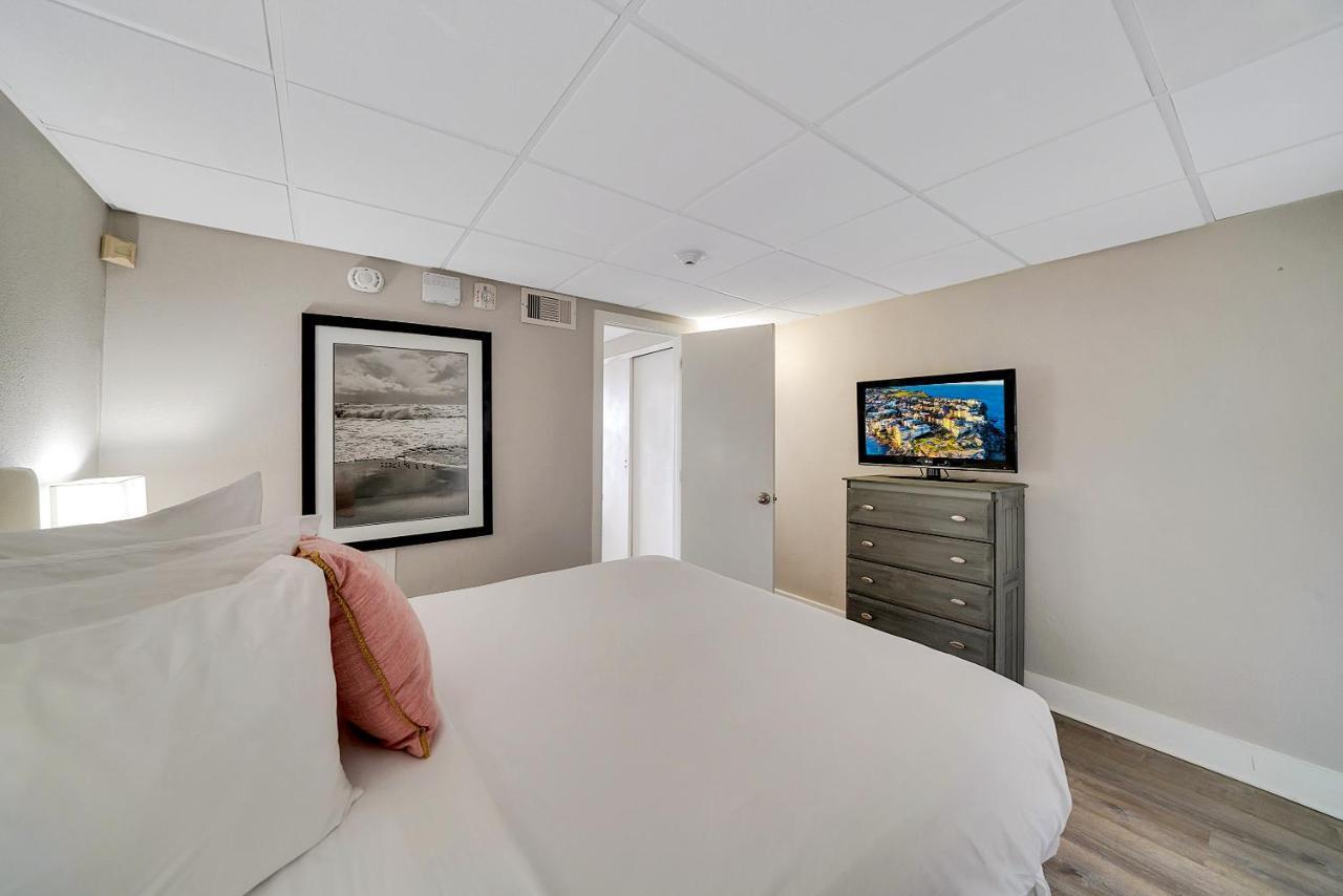 Deluxe Queen Suite Kitchenette Ocean View
