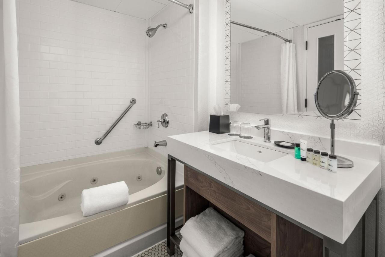 Suite, 1 King, Sofa bed, Lake view, Corner room