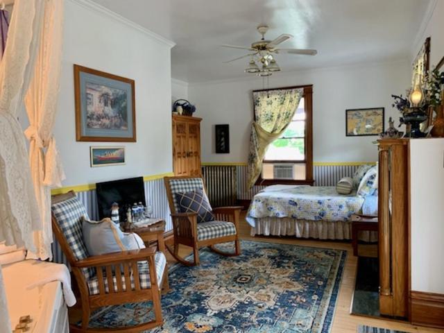 Deluxe Queen Suite
