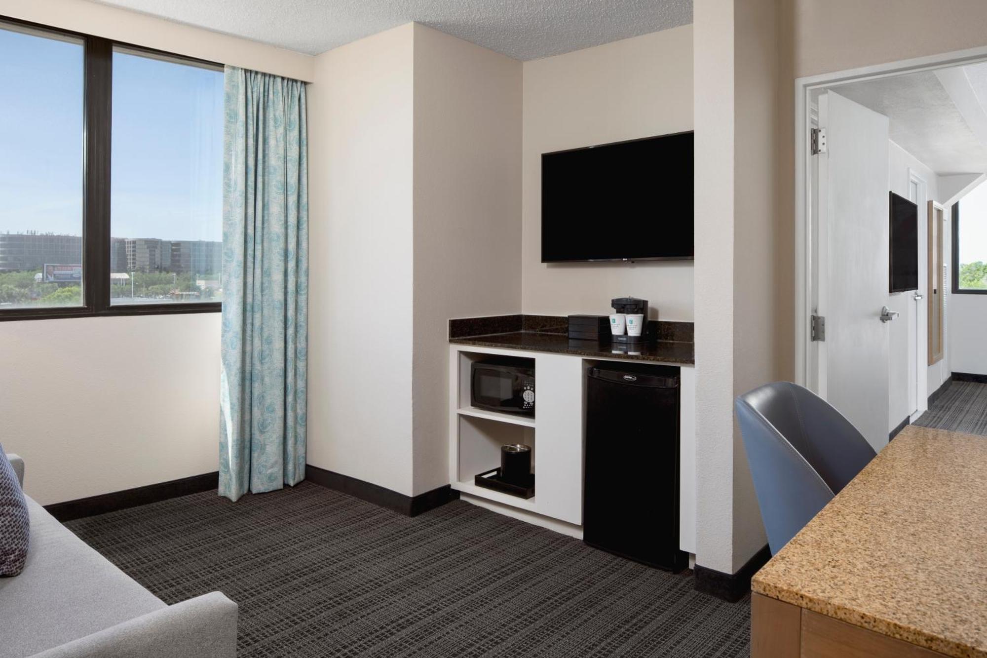 Two Queen Suite/Mobility Access with Bath Tub