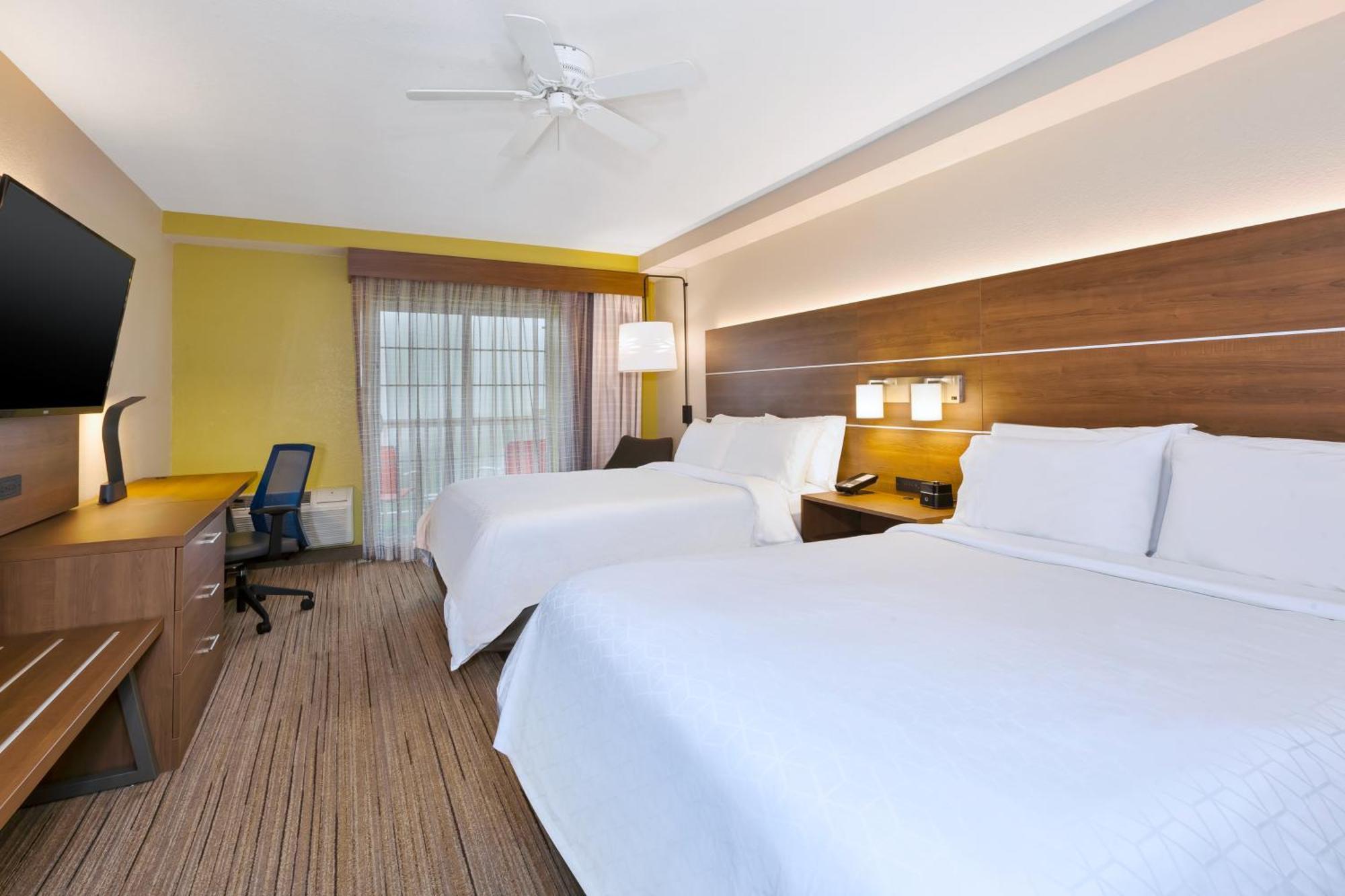 Queen Room with Two Queen Beds - Hearing Accessible