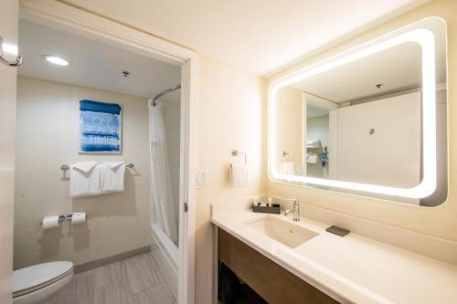 Deluxe King Room Ocean View