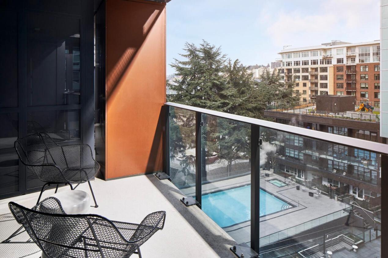 Deluxe One Bedroom Suite with Office