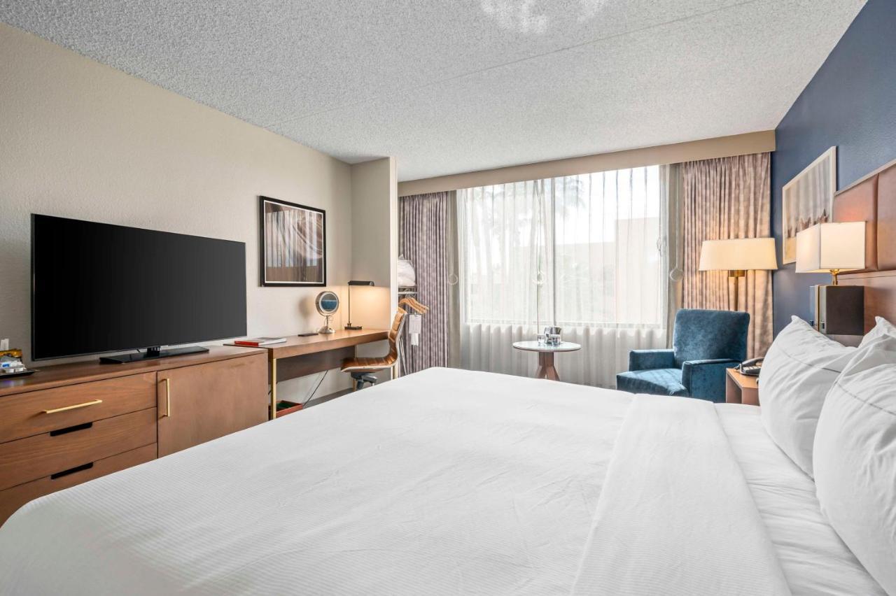 King Room Bath Tub Mobility Accessible