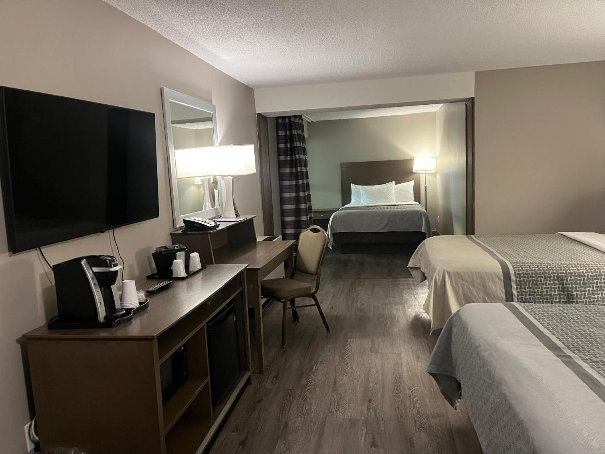 Studio Family Suite with Three Queen Beds - Non-Smoking