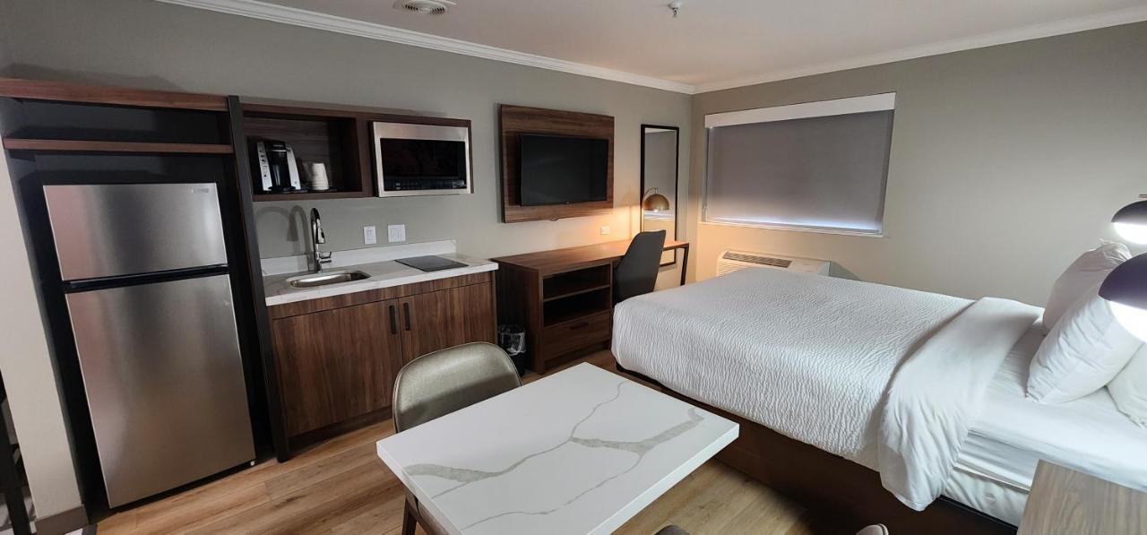 Deluxe Queen Room Kitchenette Non-Smoking