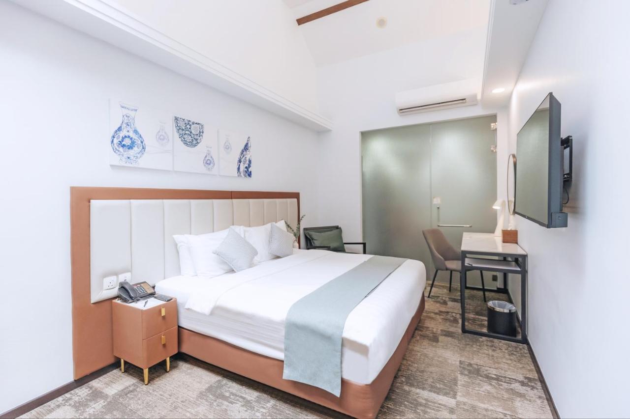 Deluxe King with Skylight & Bathtub