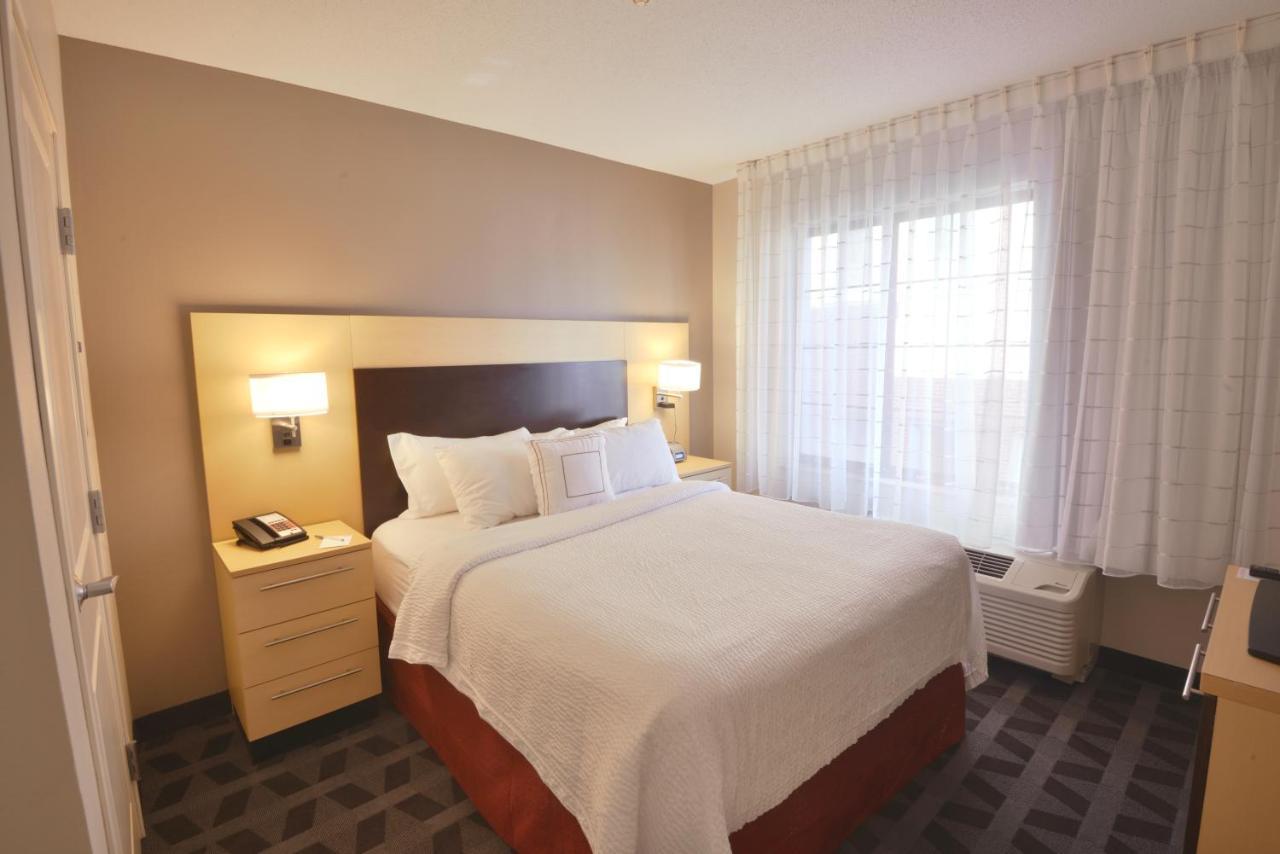 Newly Renovated One-Bedroom Queen Suite