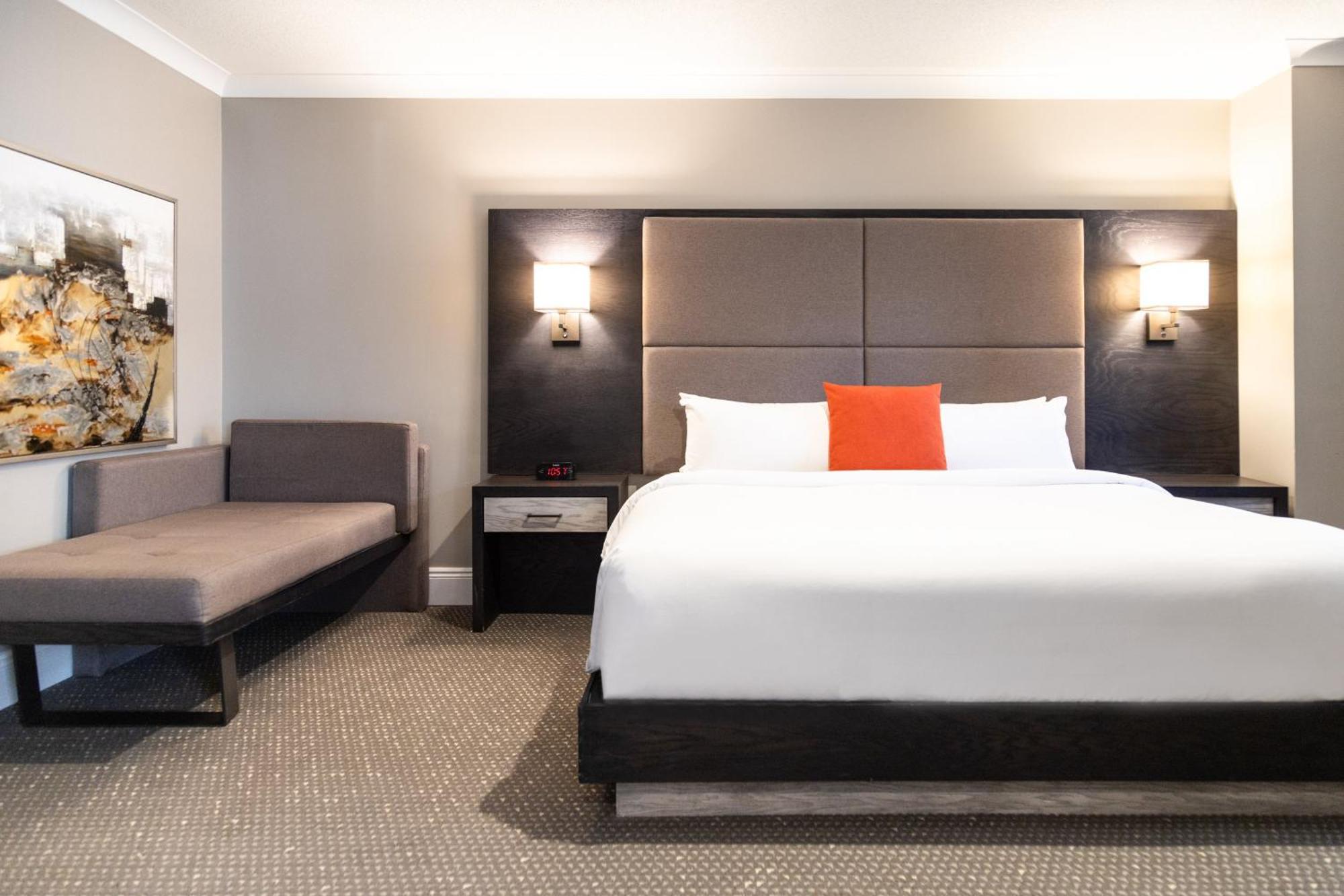 Queen Room with Accessible Roll-in Shower - Nonsmoking