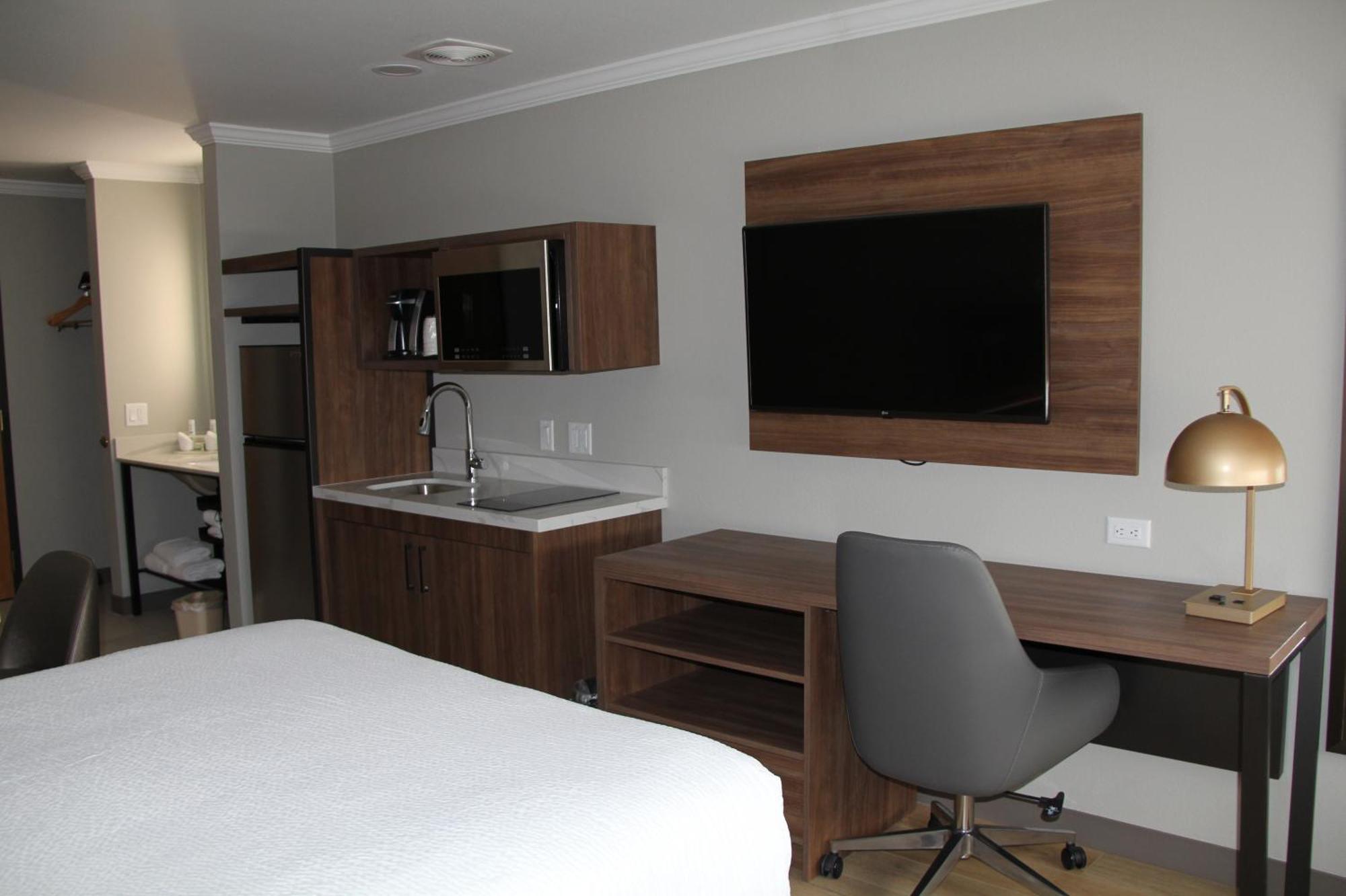 Deluxe Queen Room Kitchenette Non-Smoking