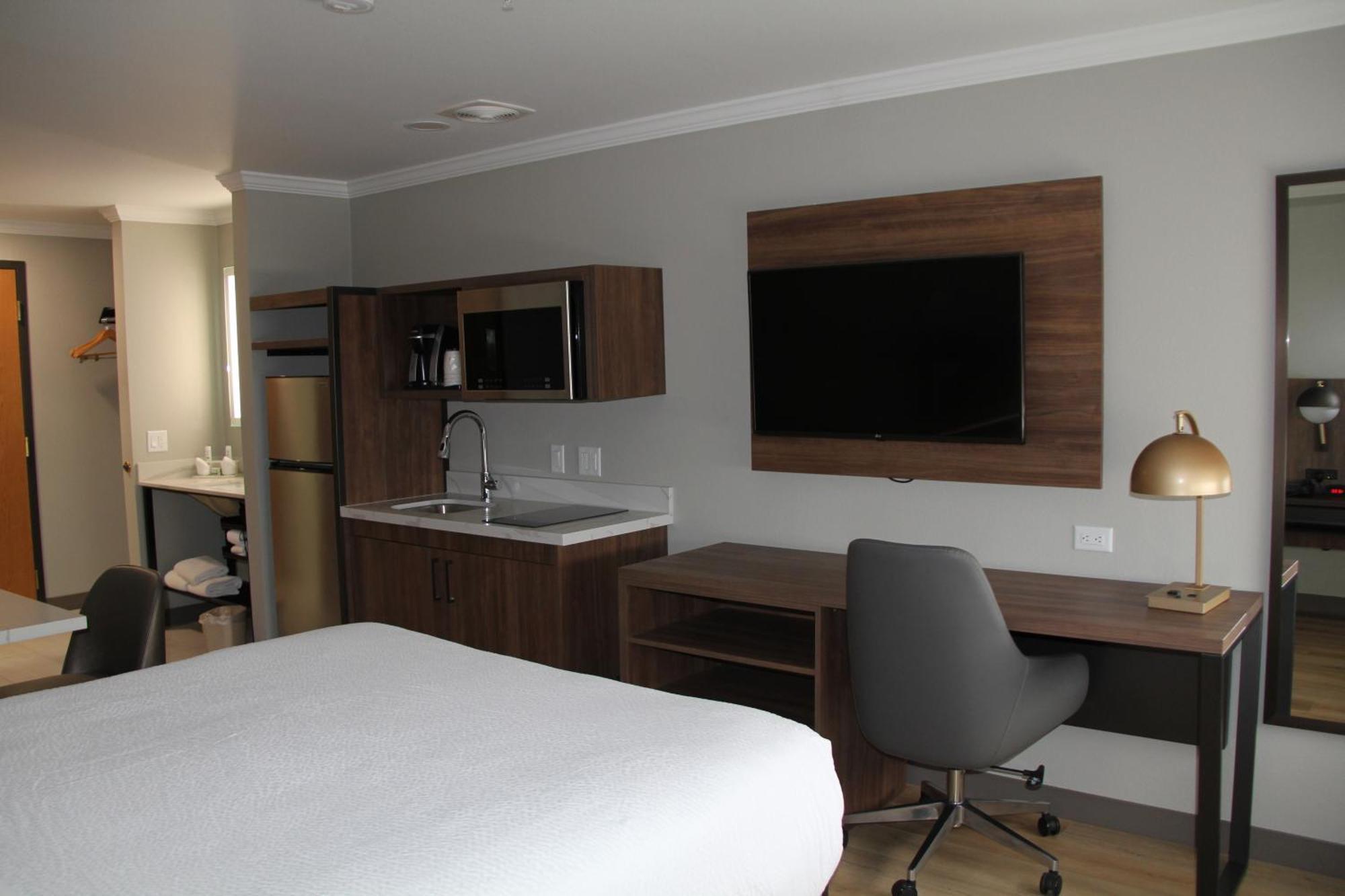 Deluxe Queen Room Kitchenette Non-Smoking