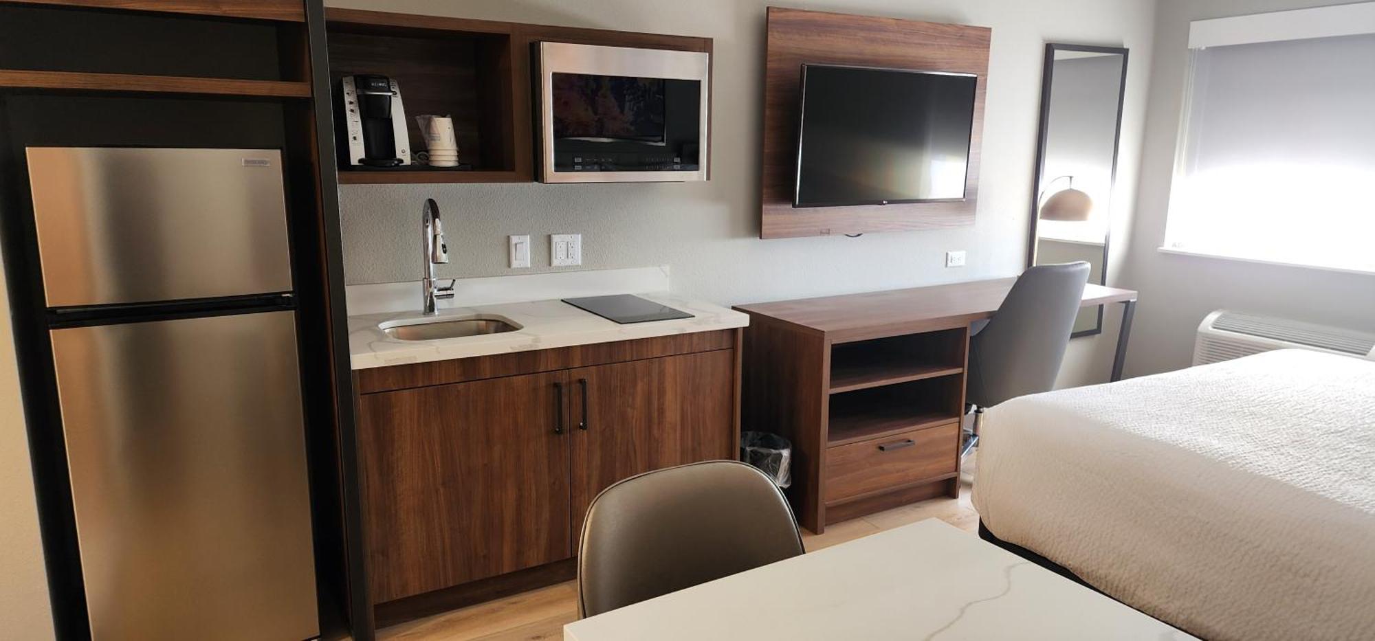 Deluxe Queen Room Kitchenette Non-Smoking