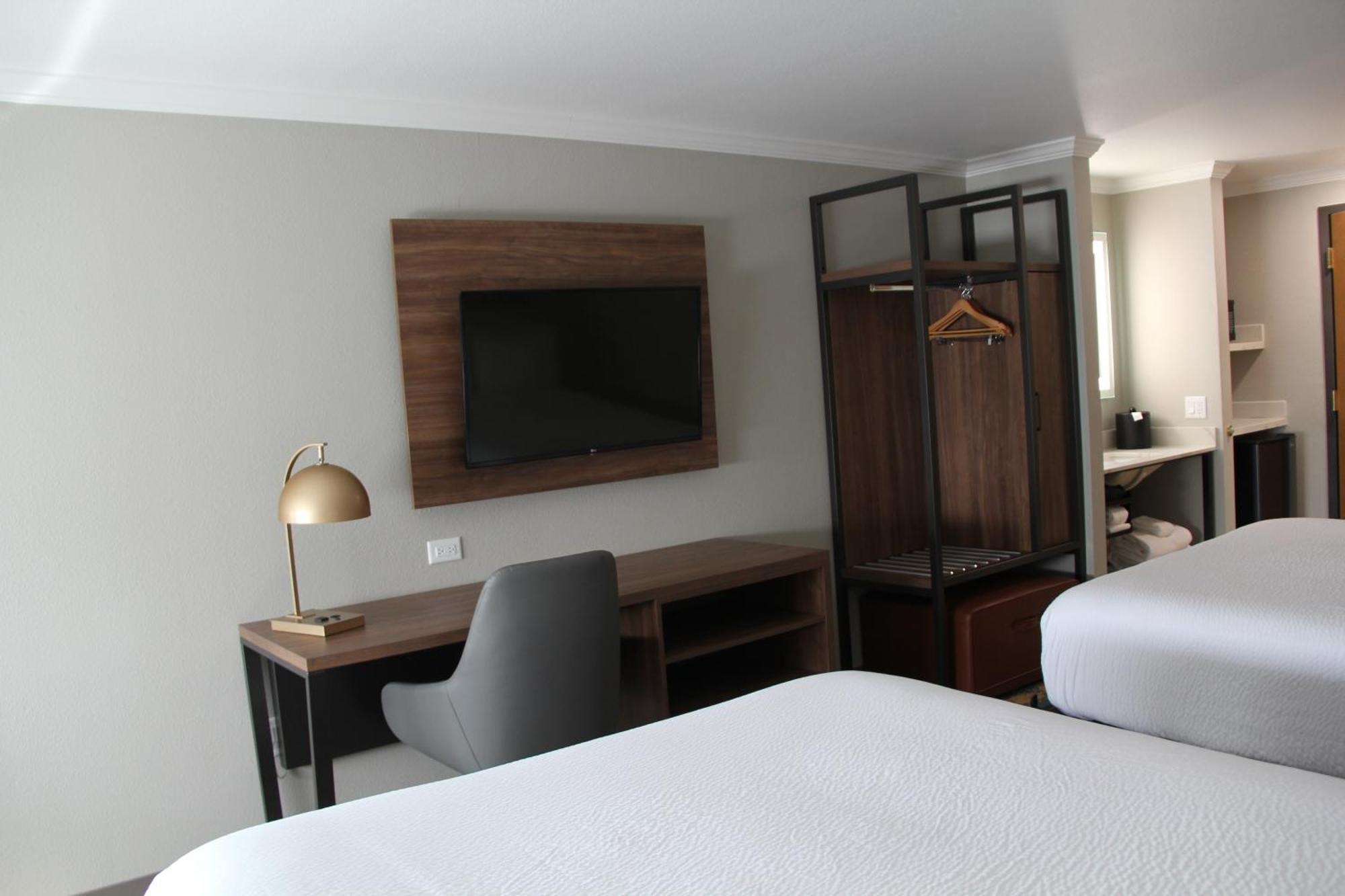 Queen Room Two Queen Beds Non-Smoking