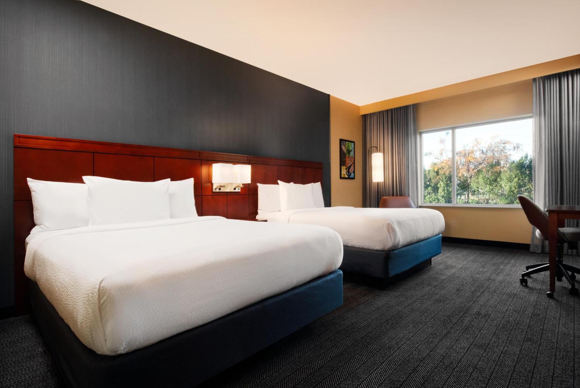 Standard Queen Room with Tub - Mobility Accessible