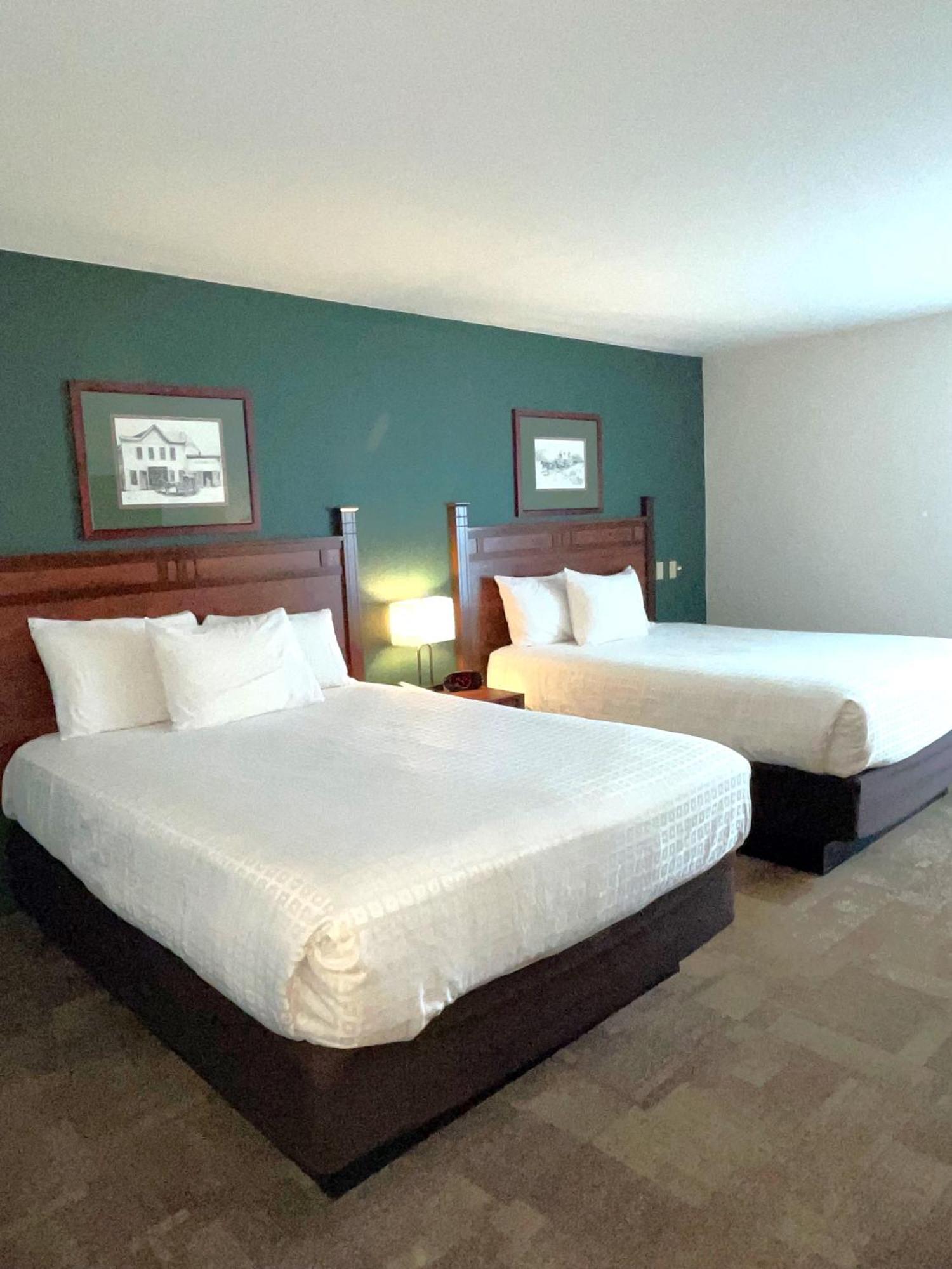 Deluxe Queen Room