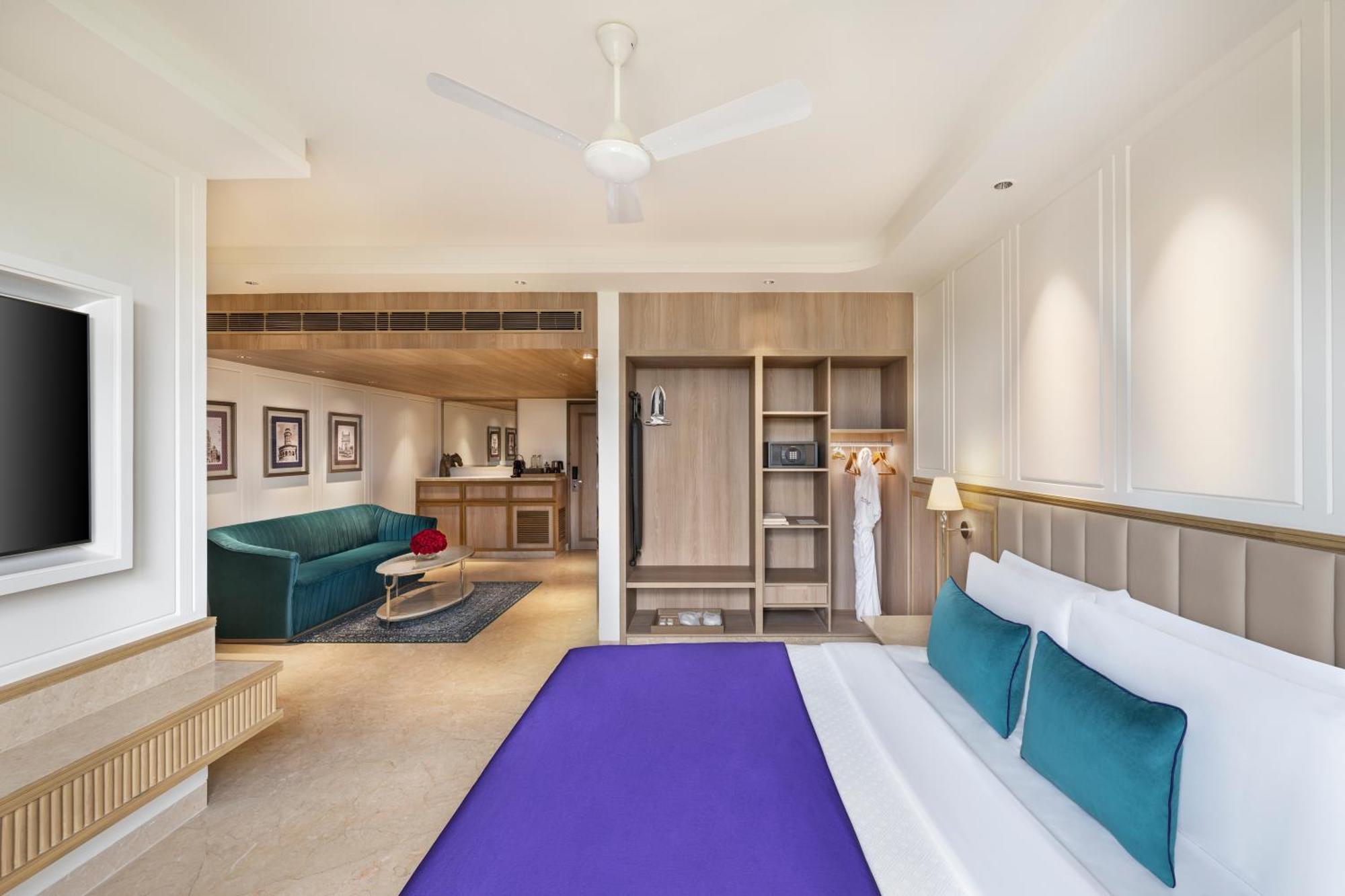 Executive King Room Happy Hours 1+1(On select Brands only).Timing : 1700hrs – 2000hrs) and 10% discount on Spa,Complimentary Soft Minibar,Early Check-in and Late Check-out (subject to availability),Complimentary Room Upgrade (subject to avail)