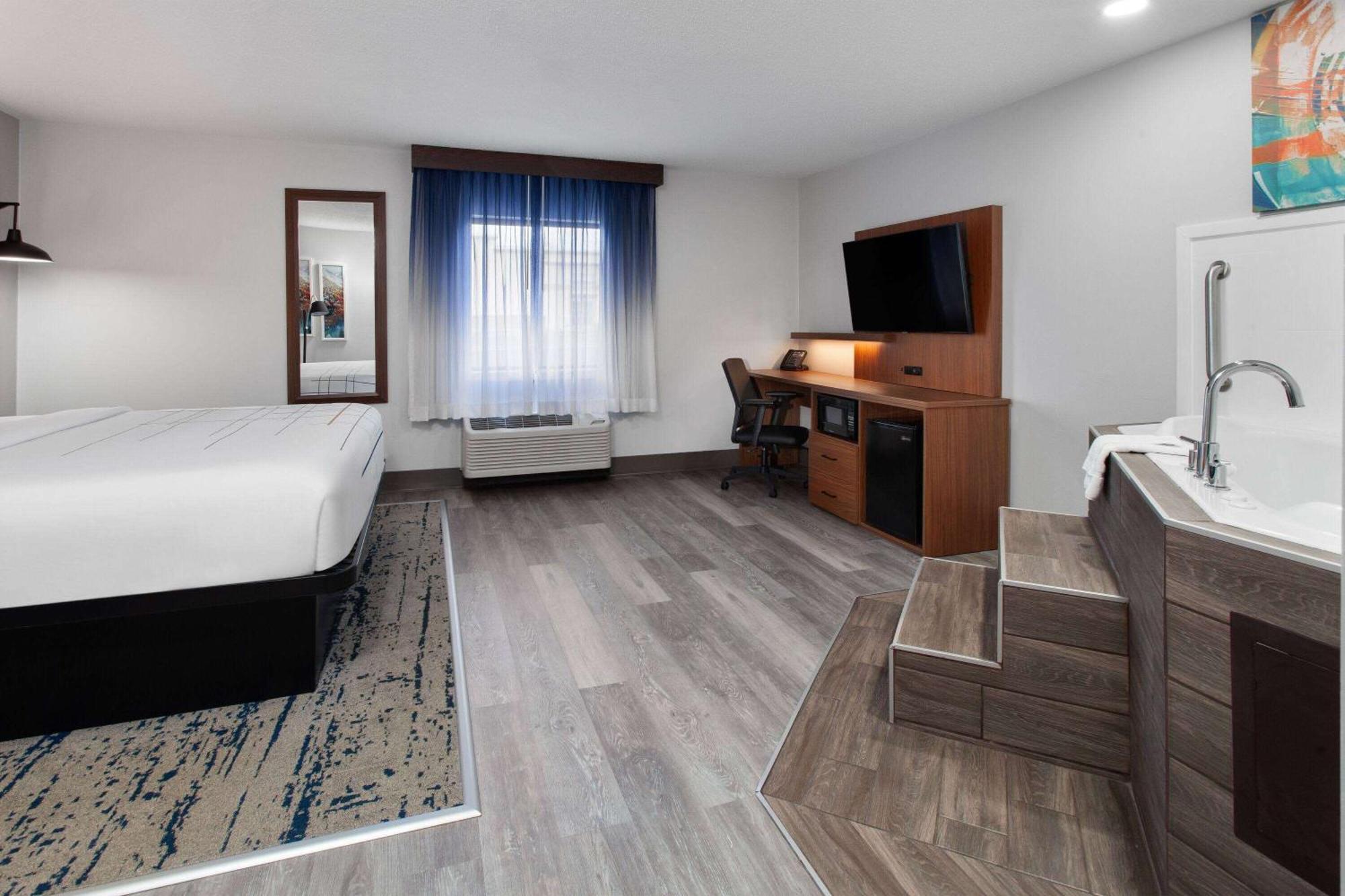 Deluxe King Room with Jetted Tub, Non-Smoking