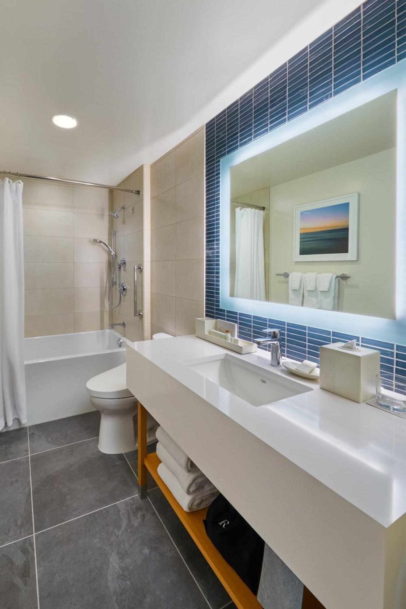 Queen Room Two Queen Beds City View Hearing Accessible