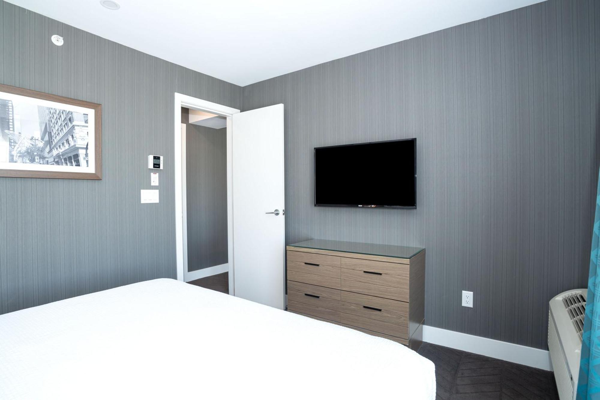 Signature Suite, 1 King Bed, Sofa Bed, Kitchen
