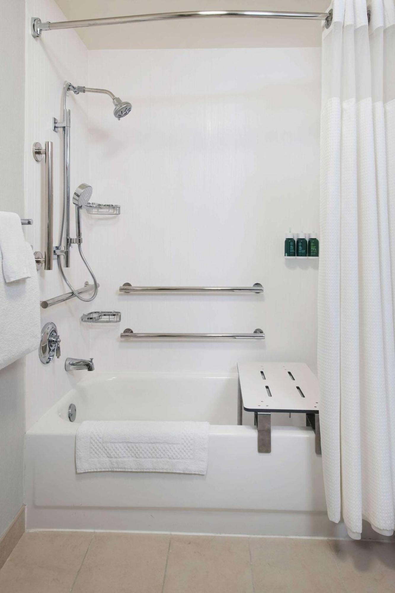 Guestroom King Tub Mobility or Hearing Accessible