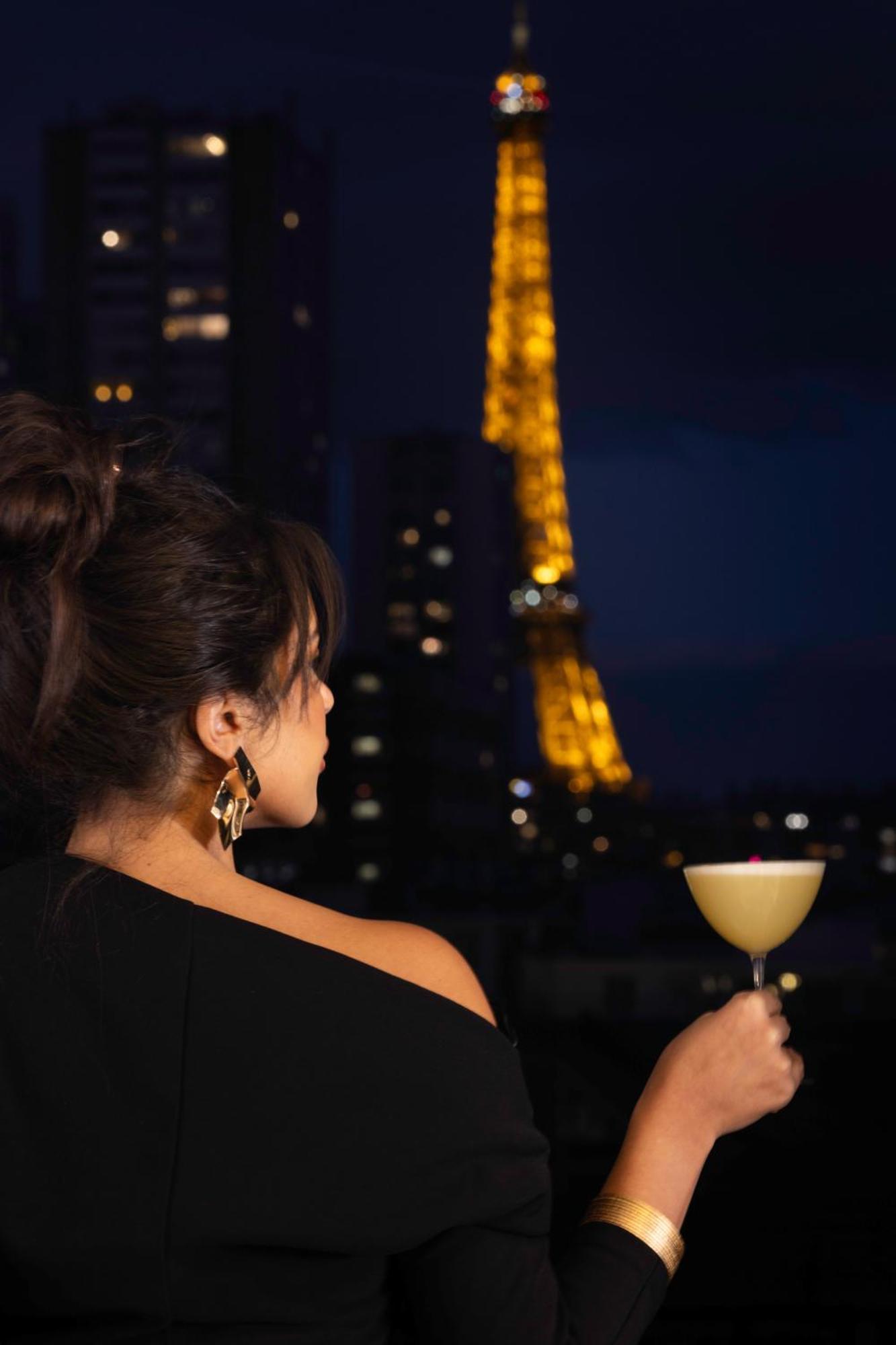 Deluxe Gray Room with Eiffel Tower View