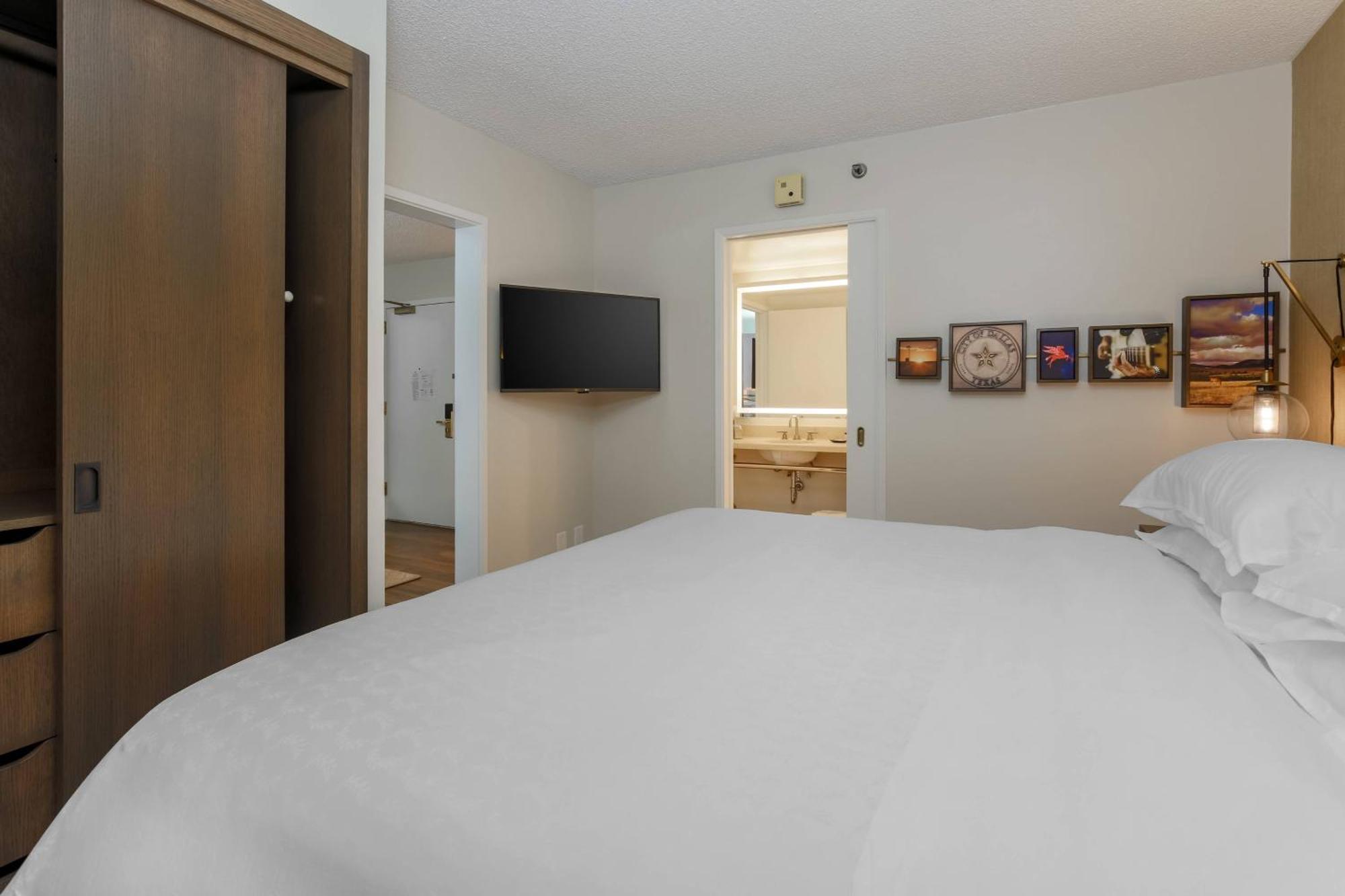 1 King & Sofa bed, 1 Bedroom Suite, City view, Balcony