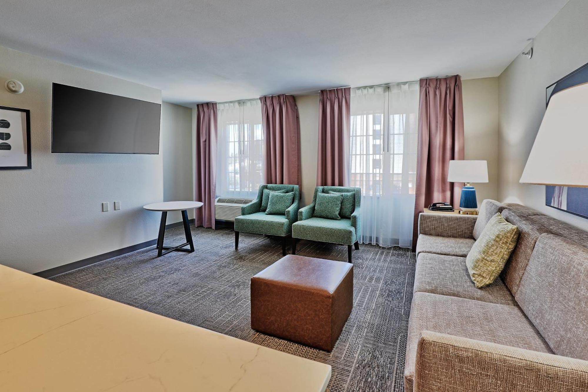 One-Bedroom Queen Suite -Non-Smoking