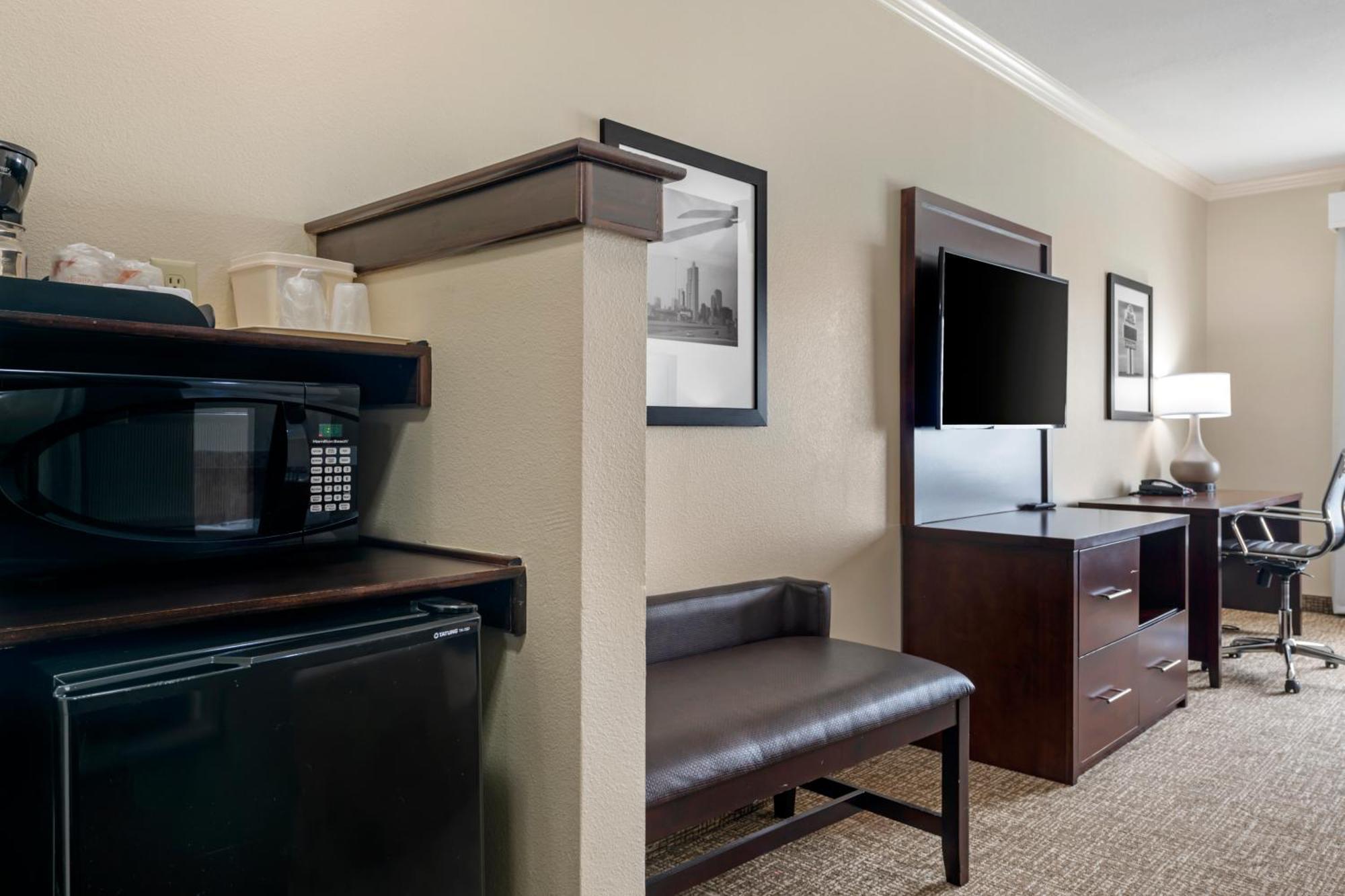 King Room with Roll-In Shower - Accessible/Non-Smoking