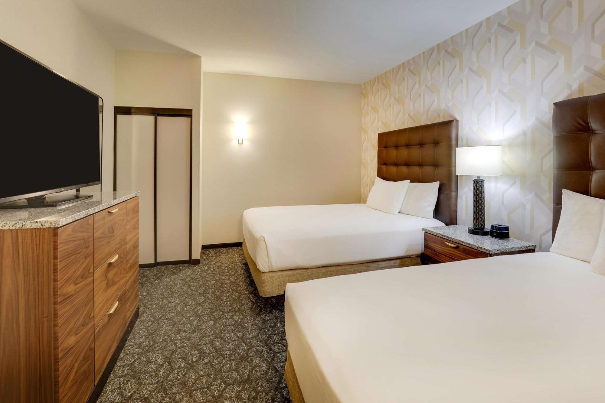Queen Suite with Sofa Bed - Accessible, Tub