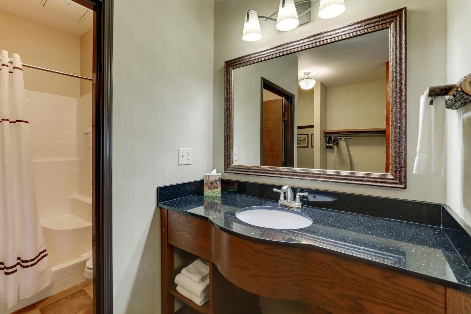 Suite with Hot Tub,1541332750:JPEG