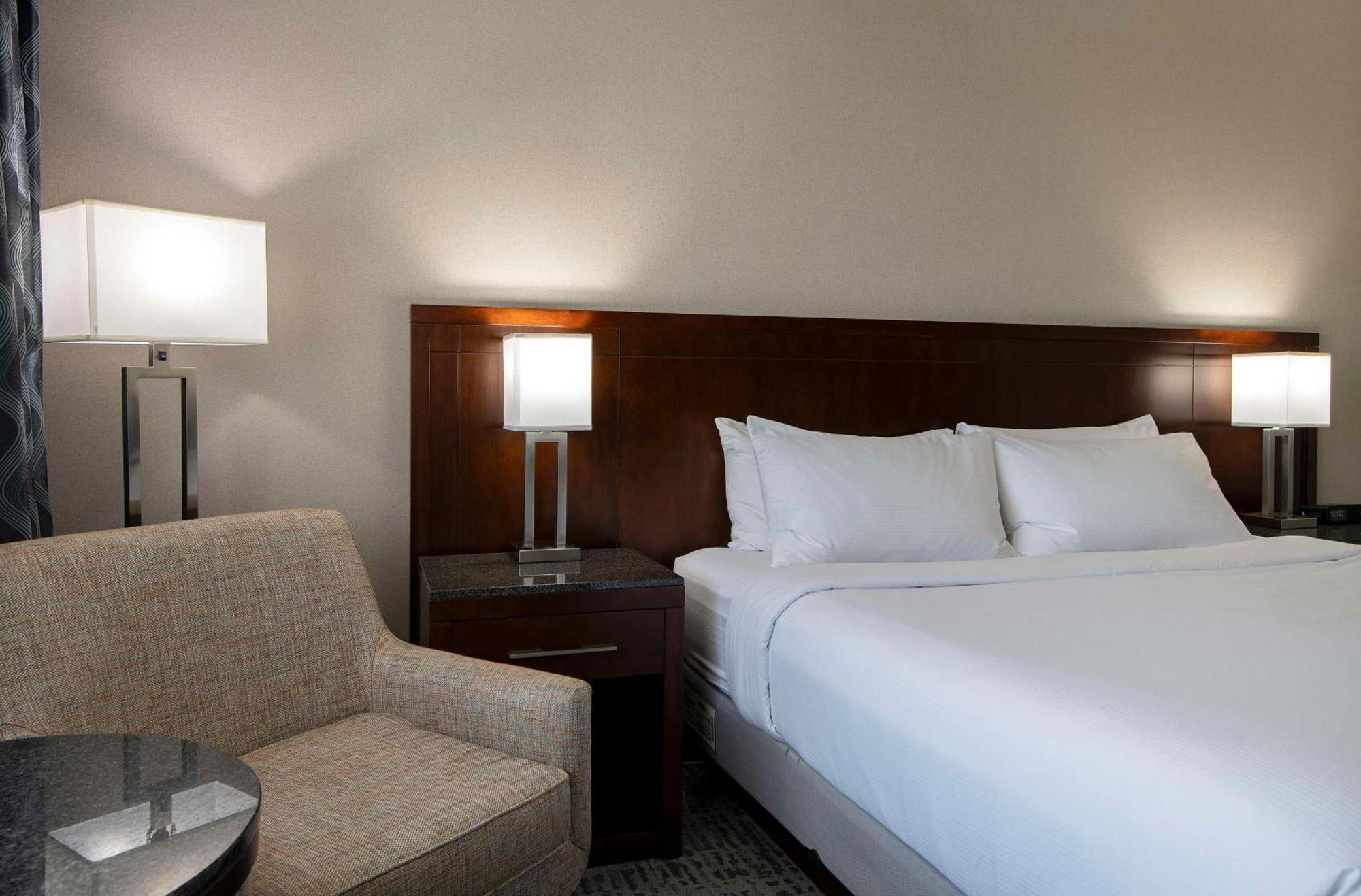 King Room with Roll-in Shower - Mobility and Hearing Accessible/Non-Smoking