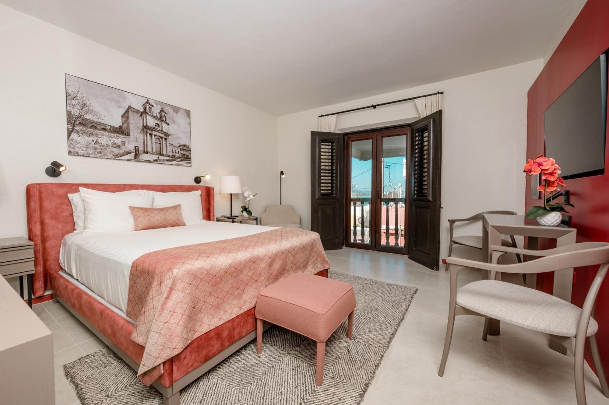 Deluxe Queen Room