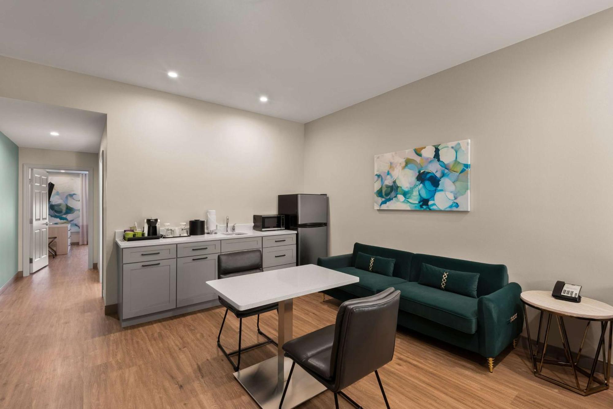 King Suite with Garden View - Non-Smoking