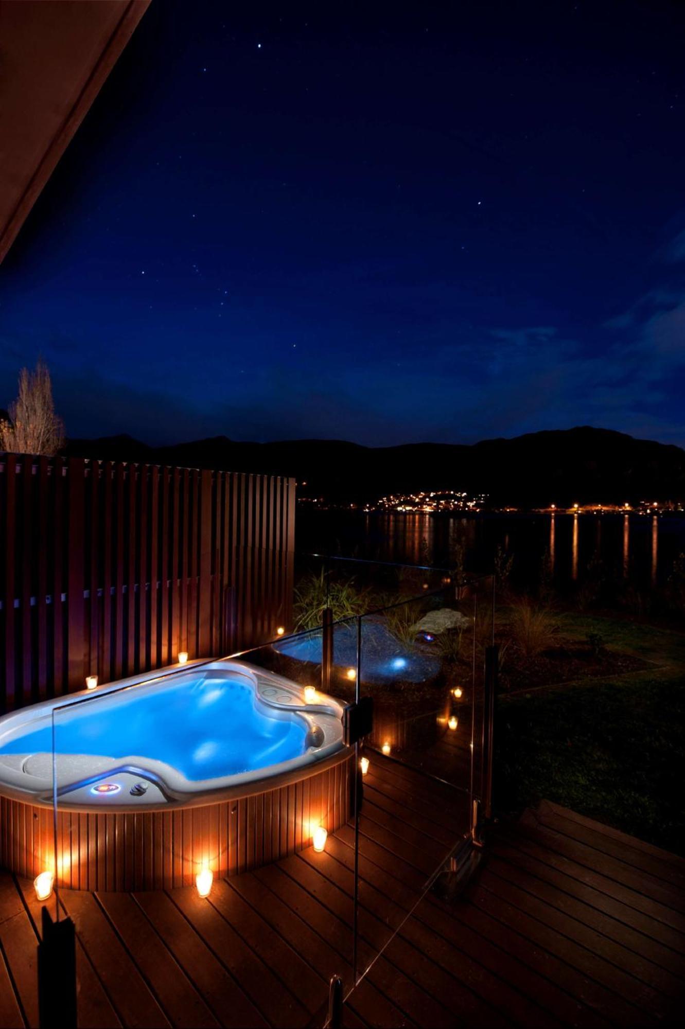 Lake Front King Room with Hot Tub