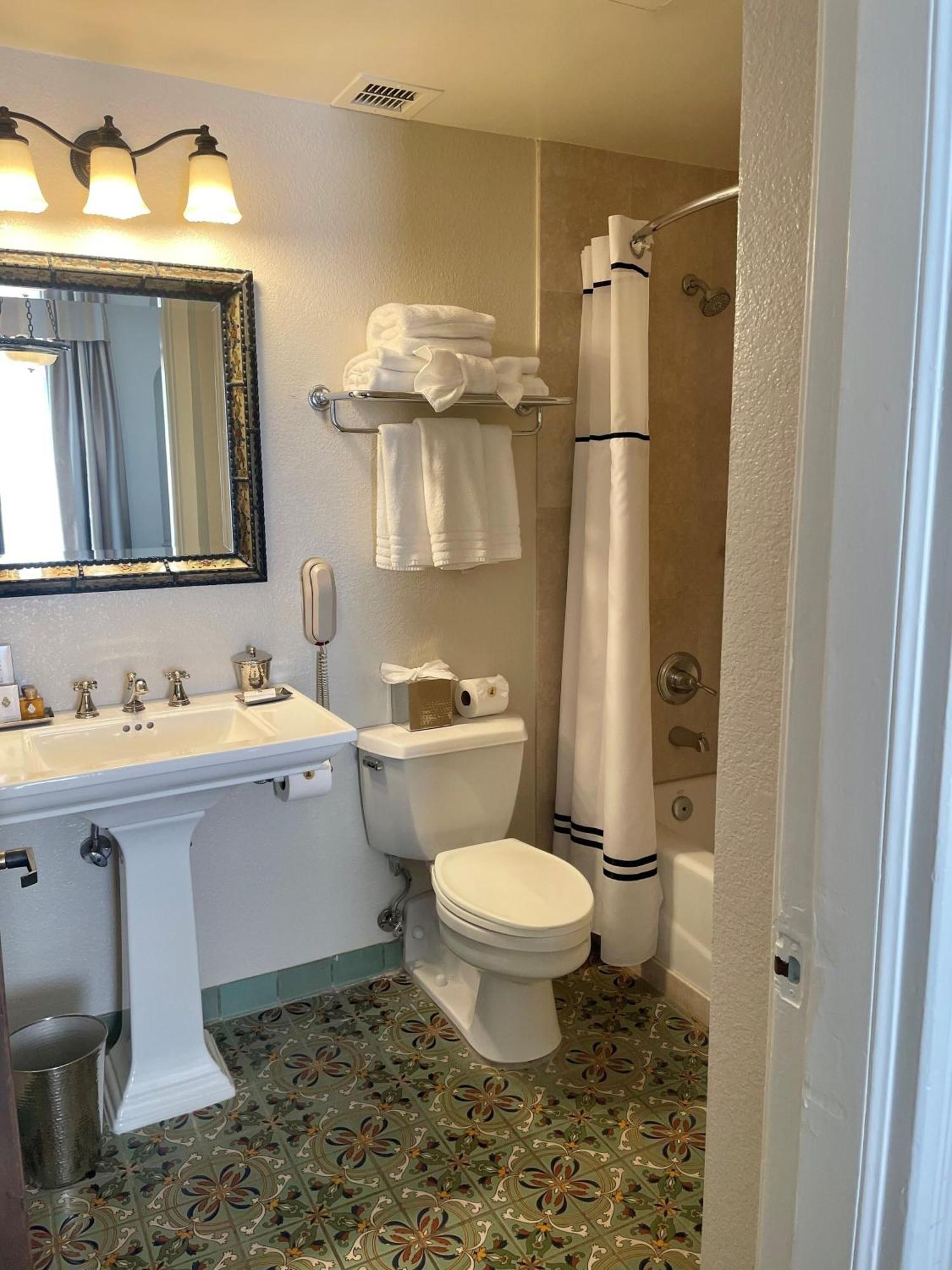 Raincross Queen Room