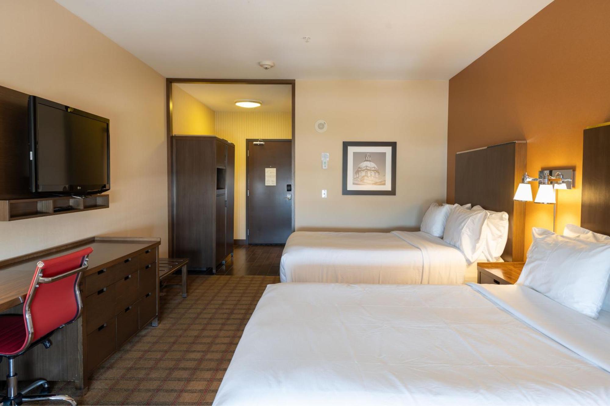 Traditional Guest room Queen,1550047057:JPEG