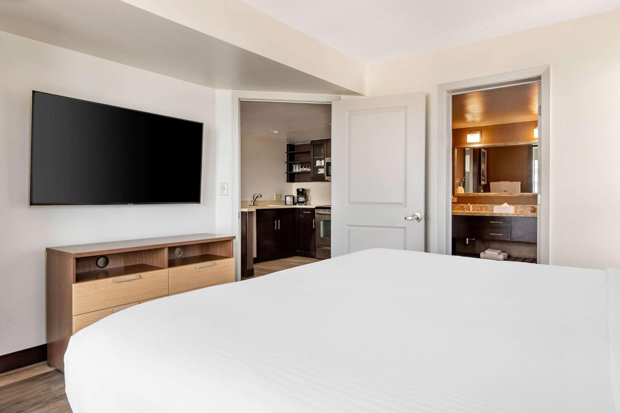 One-Bedroom Queen Room Ocean Front Accessible Tub