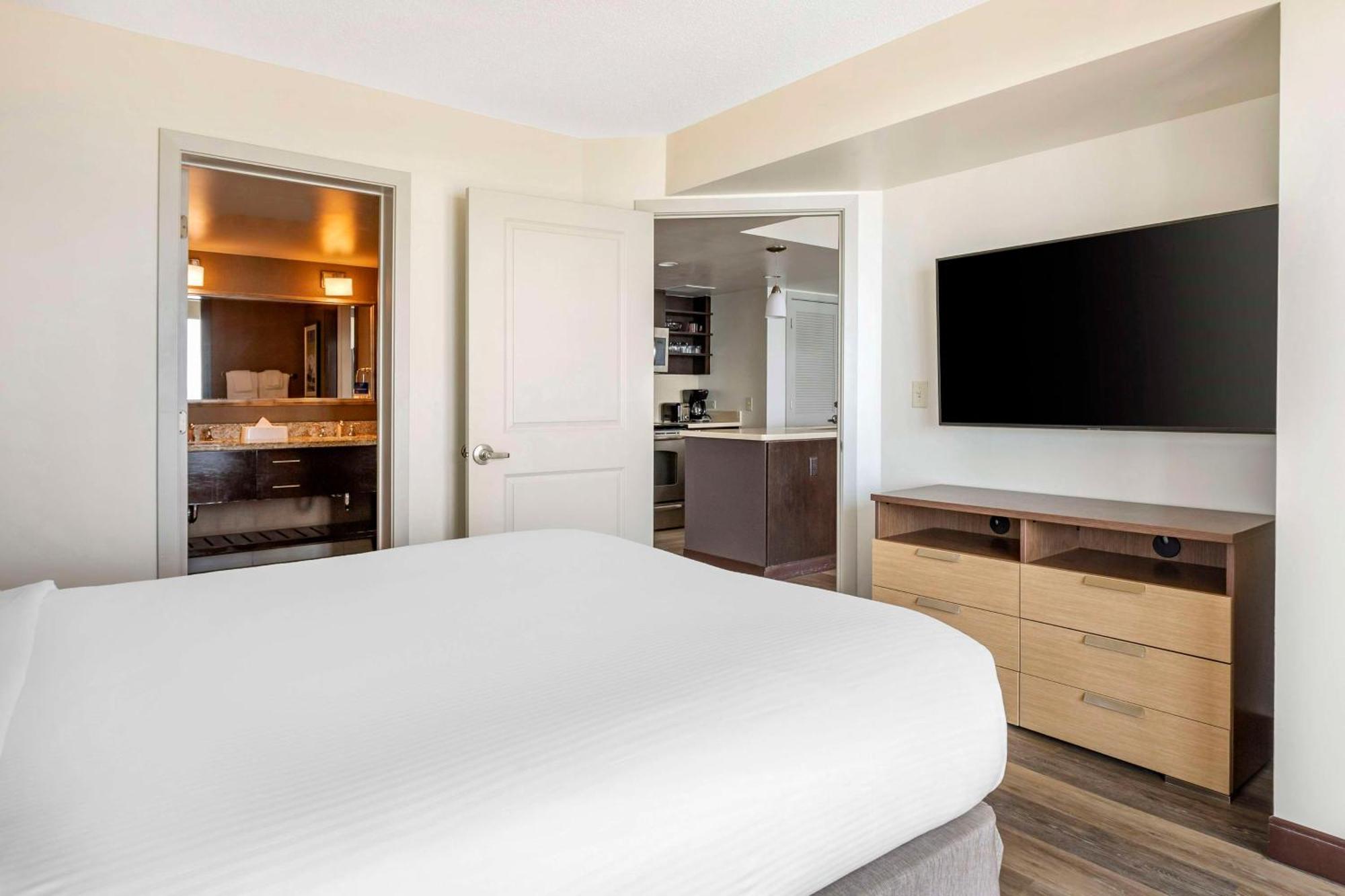 One-Bedroom Queen Suite Ocean Front