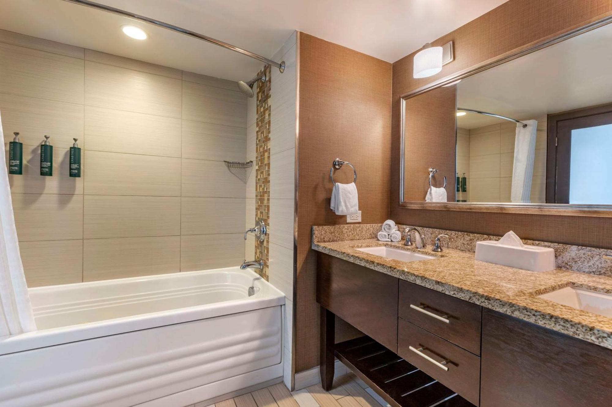 One-Bedroom Queen Suite Ocean Front