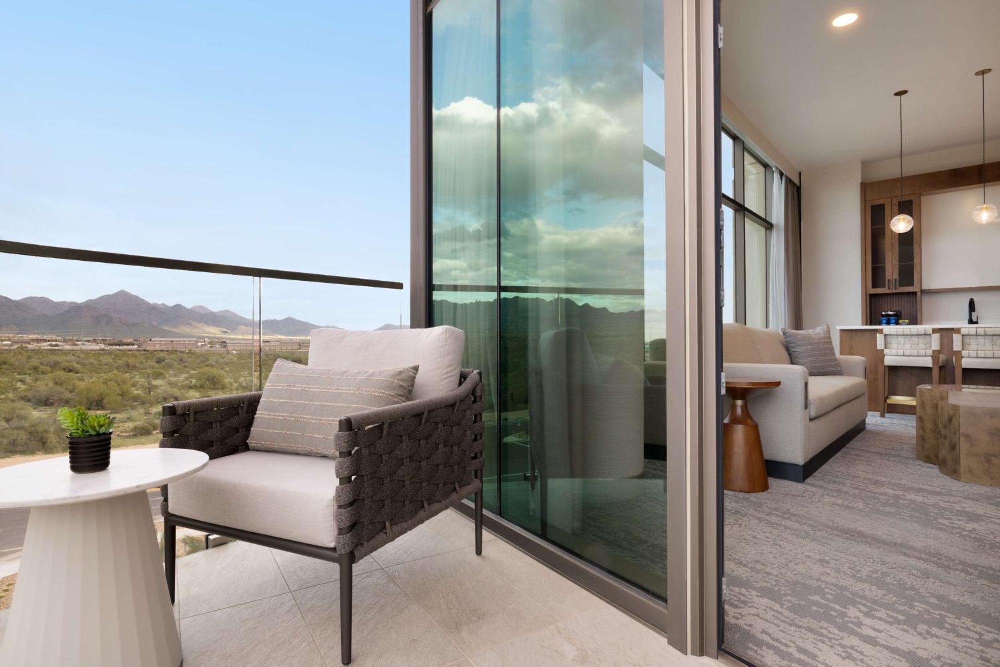 King Suite with Mountain View