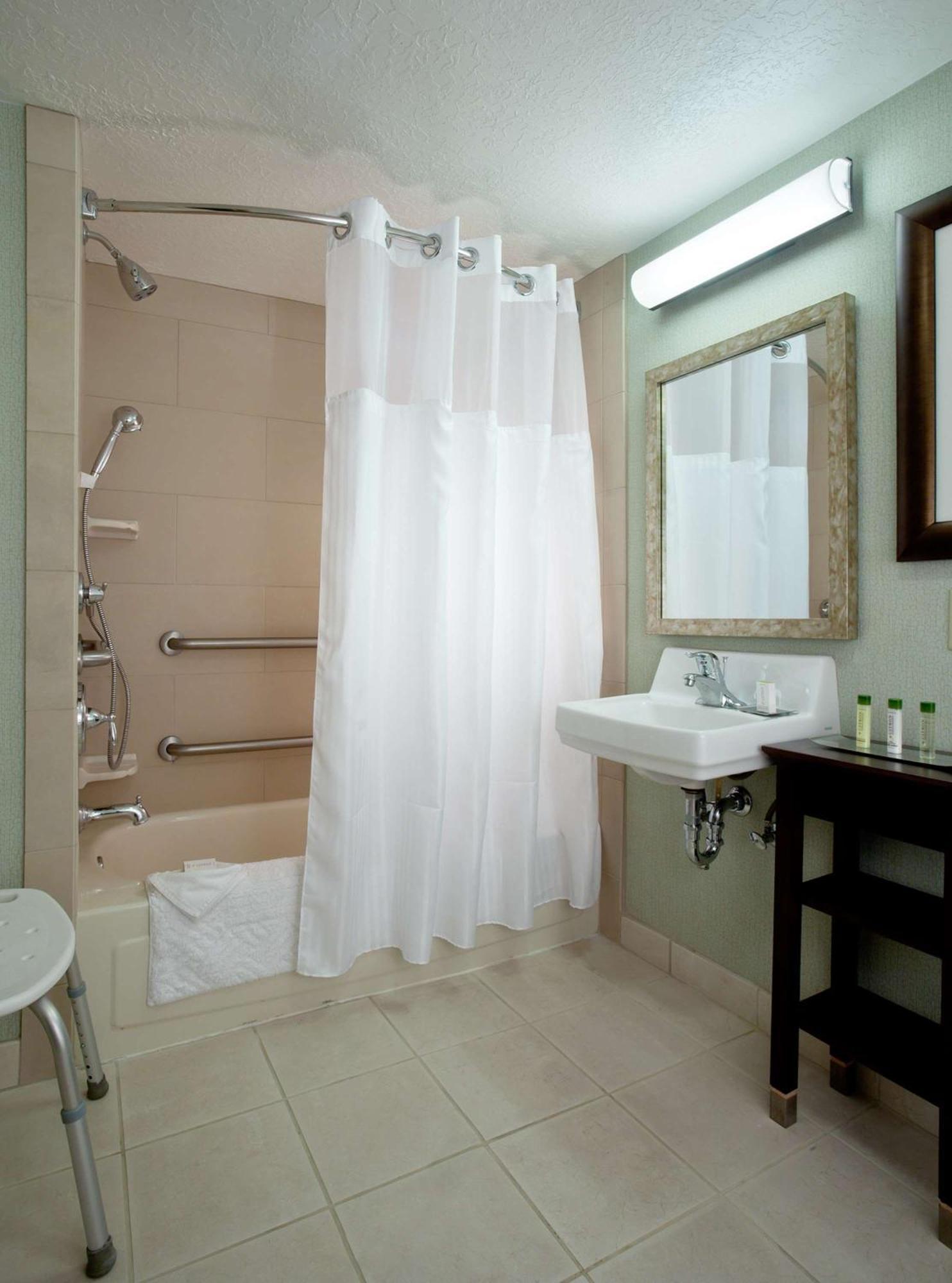 King Room with Bath Tub - Mobility Access