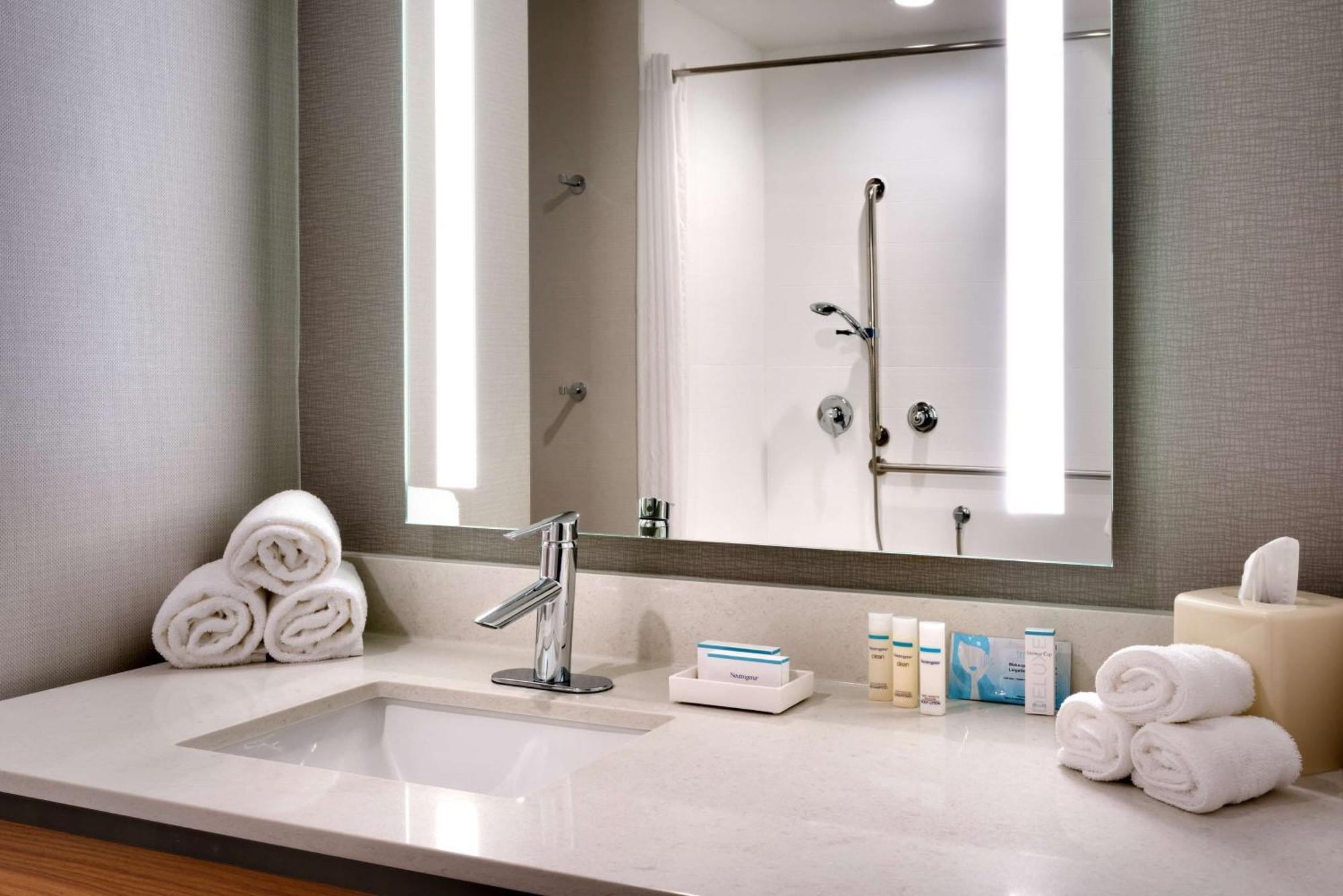 King Room Tub Mobility Hearing Access