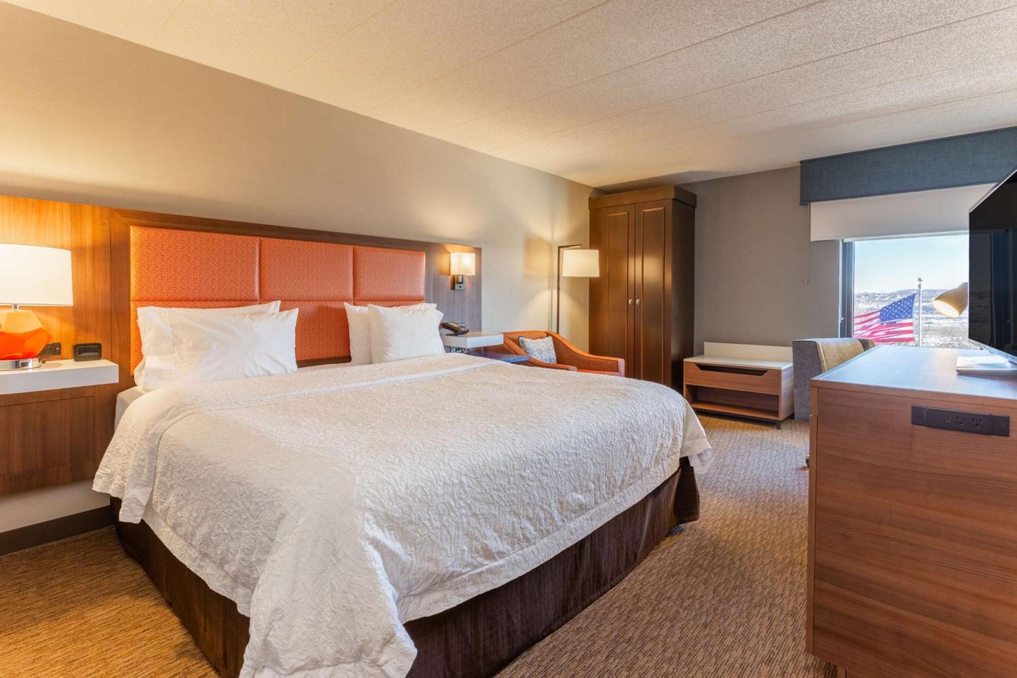 King Room with King Bed - Non-Smoking