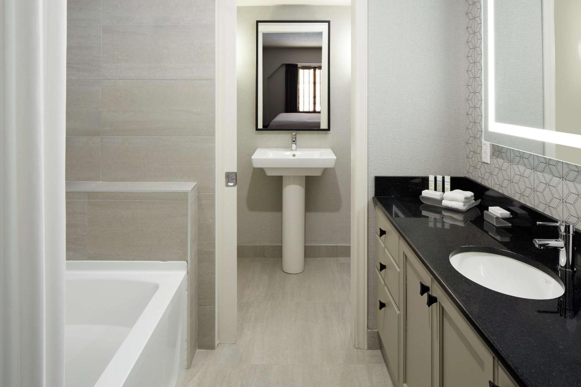 One-Bedroom Queen Suite with kitchenette & fireplace