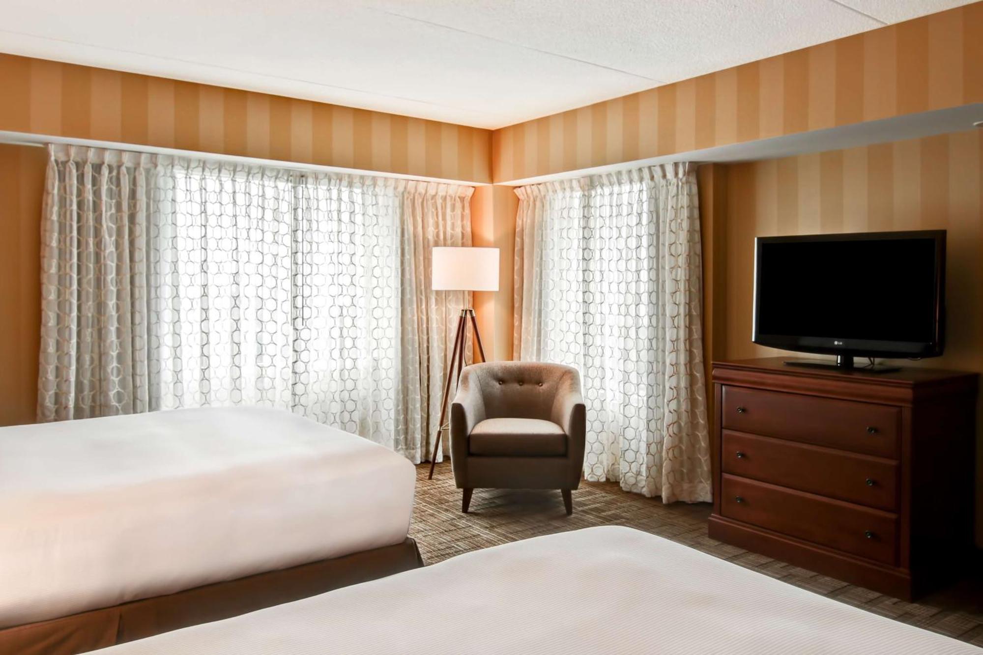 Two-Room Suite with Two Queen Beds, City View and American Falls View