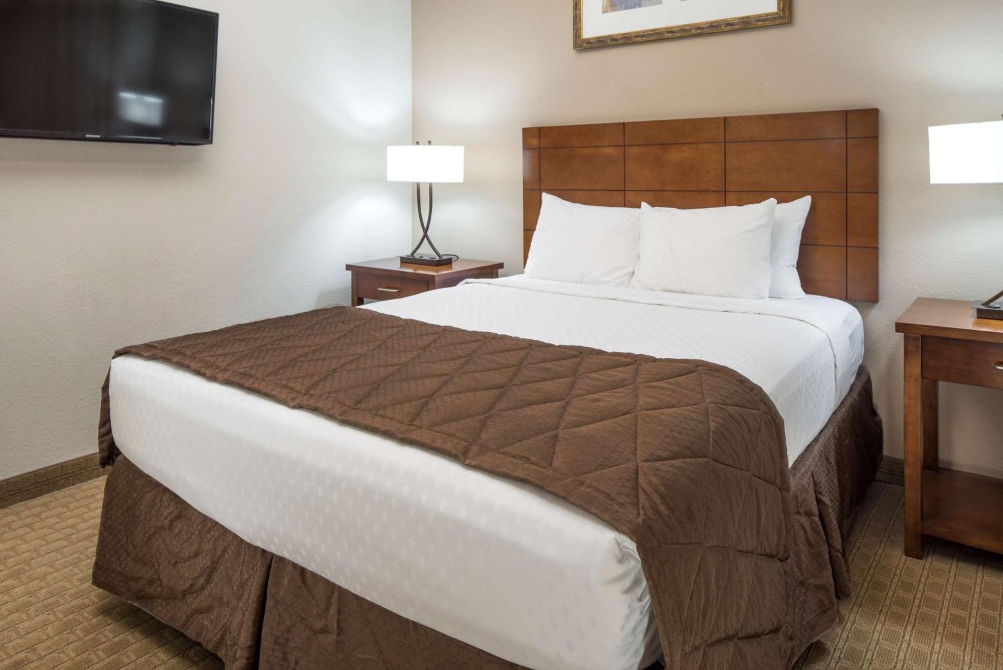 Two-Bedroom Suite with Accessible Tub