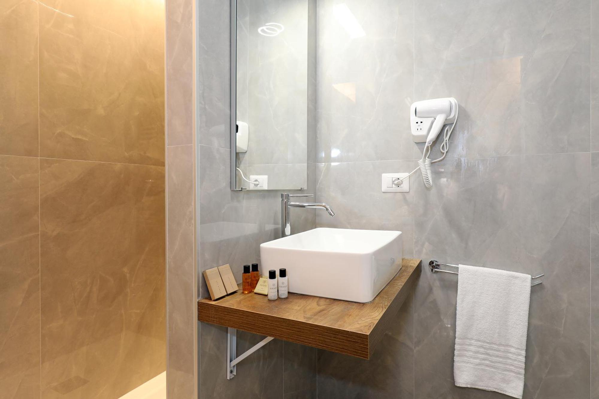 Deluxe Double Room (2 Adults + 1 Child)