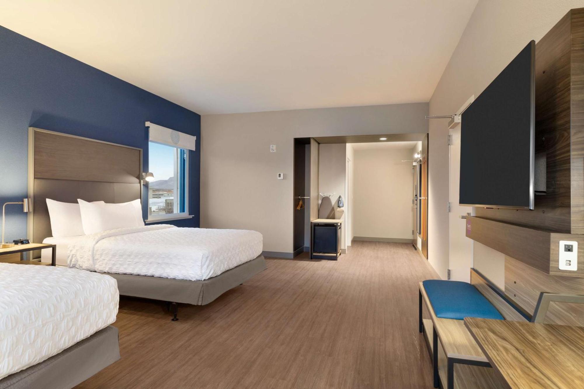 Queen Room Two Queen Beds Mobility Hearing Access